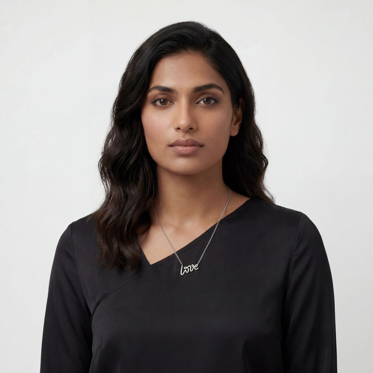 2lWoman_with_Graffiti_Necklace_2.jpg
