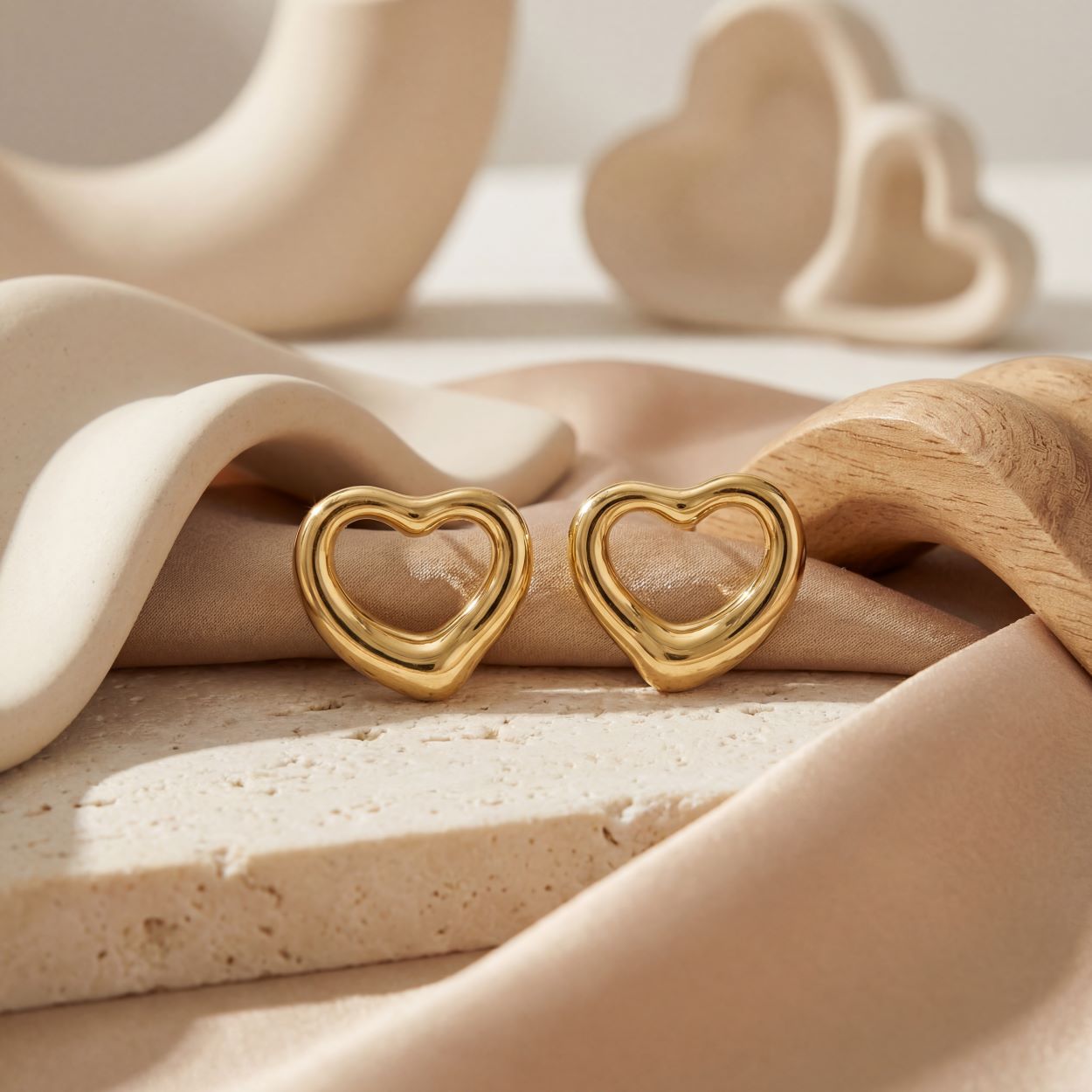 Heart_Earrings_9_6e9349dc-0501-4618-95e9-29dc5c696123.jpg