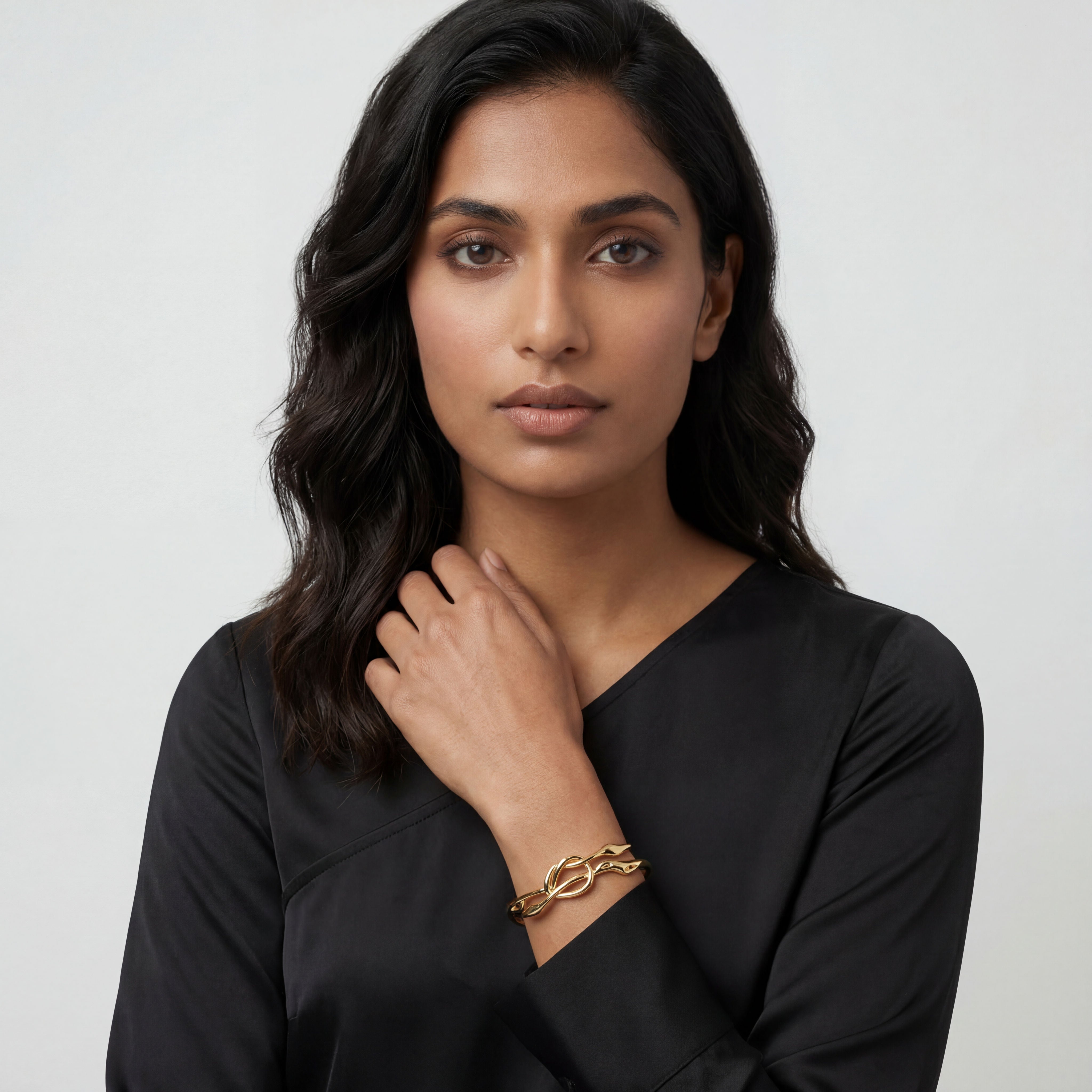 Model_with_Bracelet.jpg