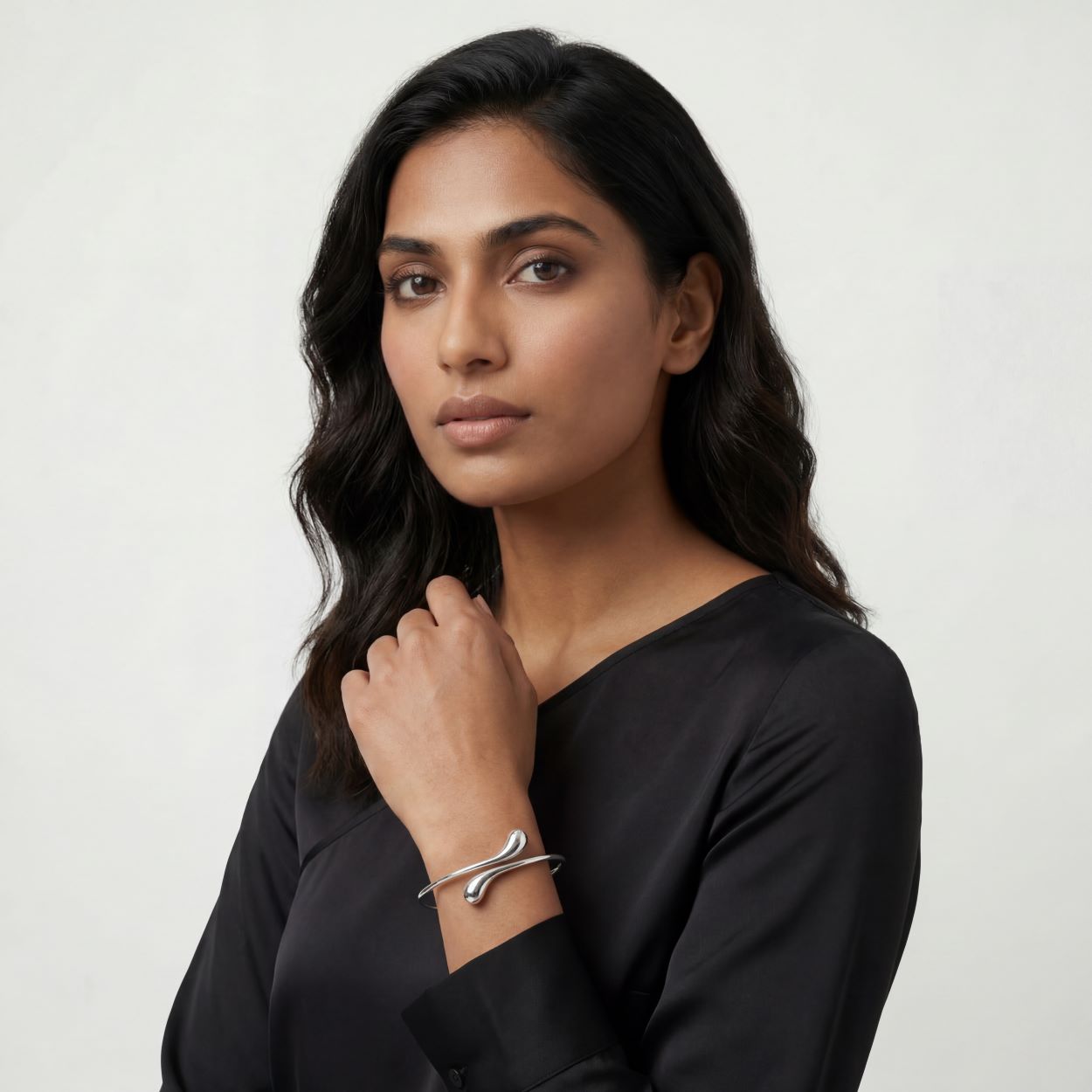 Woman_Bracelet_1_72239b0c-2a8d-47e4-812f-55f156b39892.jpg